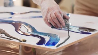 Plastik bir kaptaki tuvale gri epoksi reçine döker