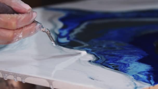 Aplicando epóxi branco na pintura usando uma espátula — Vídeo de Stock