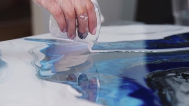 Verser de l'époxy blanc sur la peinture — Video