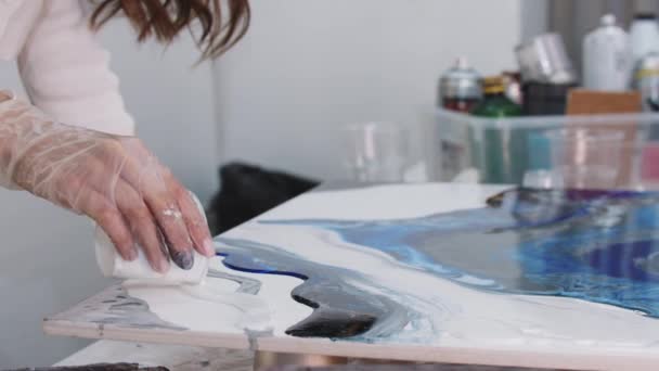 Soltamente derramando epóxi branco na pintura — Vídeo de Stock