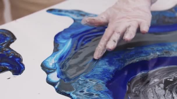 Koyu mavi epoksi reçineyi parmağıyla boyuyor. — Stok video