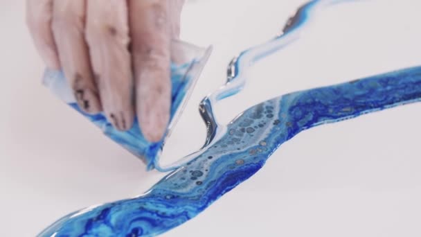 Künstler gießt Mischung aus tiefblauem Epoxidharz auf Leinwand — Stockvideo