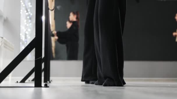 Choreografie - twee meisjes trainen op de stand en de leraar kijkt naar hen — Stockvideo