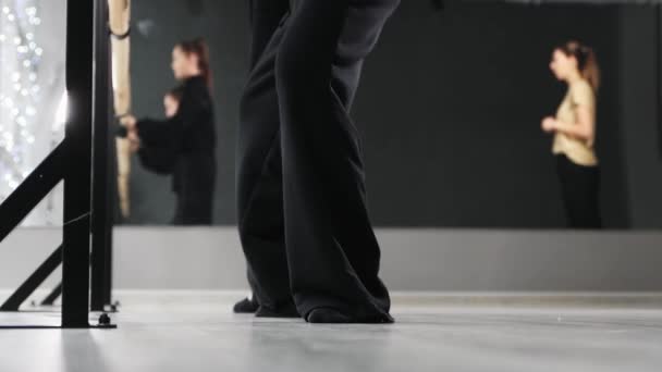 Choreografia - dwie dziewczyny w czarnych ciuchach trenują na trybunach, a nauczyciel je obserwuje — Wideo stockowe