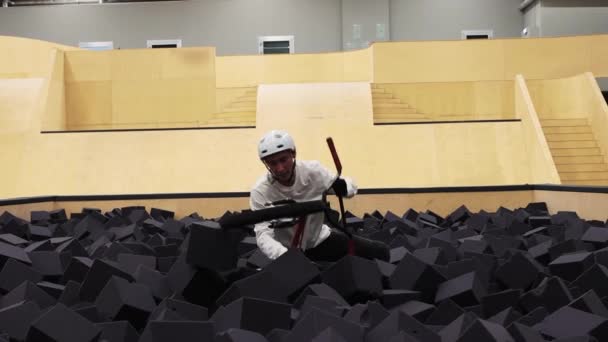 BMX esportes - jovem rasteja para fora da piscina com esponjas — Vídeo de Stock