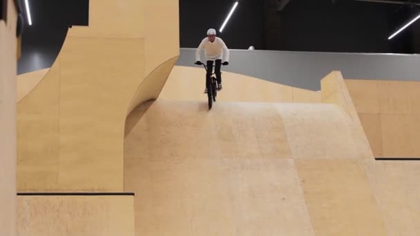 BMX Sport - ung man rider ner från studsmattan — Stockvideo