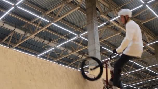 BMX sport - giovane cavalcando sul trampolino — Video Stock