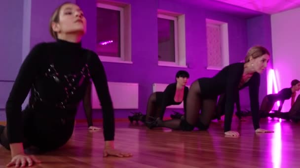Grupo de mujeres en ropa negra bailando en estudio — Vídeo de stock