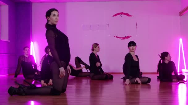 Een groep vrouwelijke dansers bereidt zich voor op een danstraining in de studio — Stockvideo