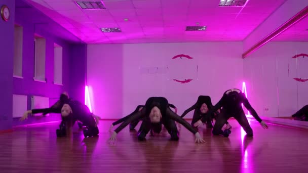 Groep vrouwen in zwarte kleding training synchroon dansen in de studio — Stockvideo