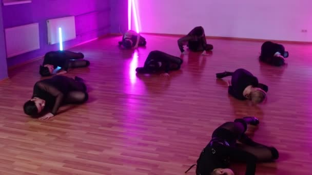 Groupe de femmes sur talons hauts synchronisés dansant devant un miroir — Video