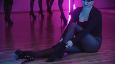 Siyah saçlı genç bir kadın dizlik takıyor.