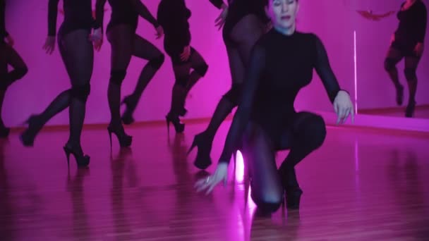 Een danseres loopt vooruit en ligt op de grond met dansbewegingen — Stockvideo