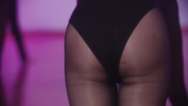 Woman in black dancing suit dancing with her butt — Stockvideo