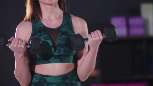 Joven mujer deportiva haciendo ejercicio usando pesas — Vídeos de Stock
