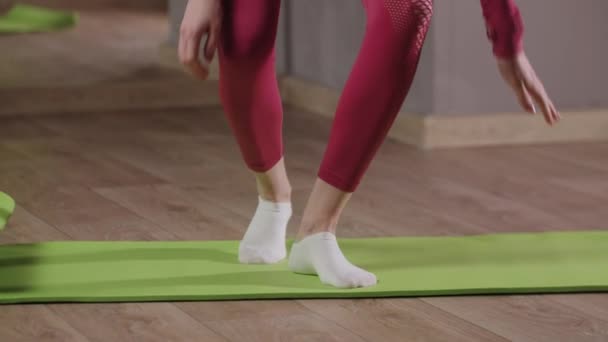 Treinamento de fitness - jovem mulher em traje rosa senta-se no tapete de ioga — Vídeo de Stock