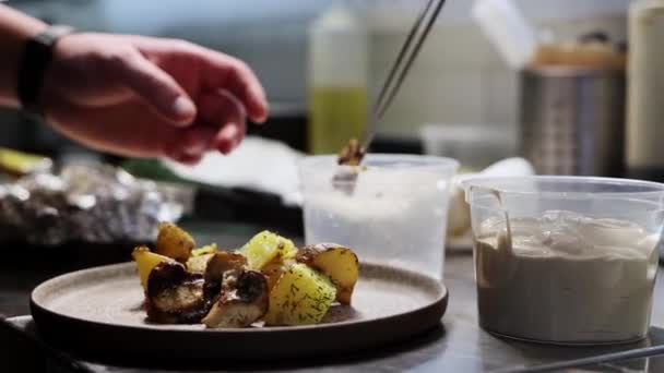Chef serves hot potatoes with meat on a wooden plate — Stock Video