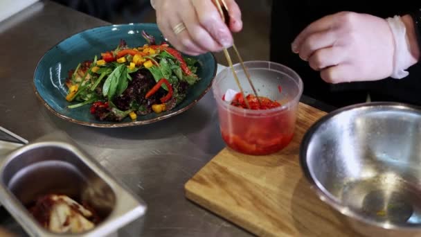 Chef serverar exotisk sallad på en tallrik — Stockvideo