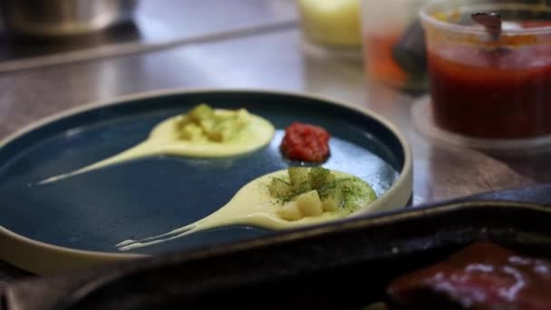 Chef sirve guarnición de patata en un plato — Vídeo de stock