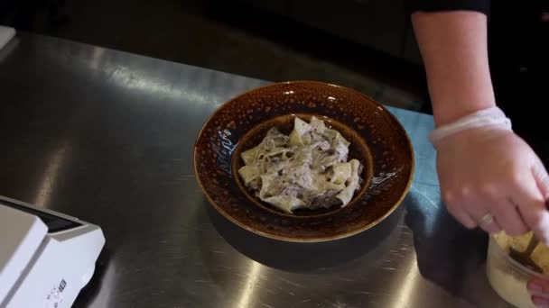 Chef strössel krämig svamp pasta med riven ost — Stockvideo