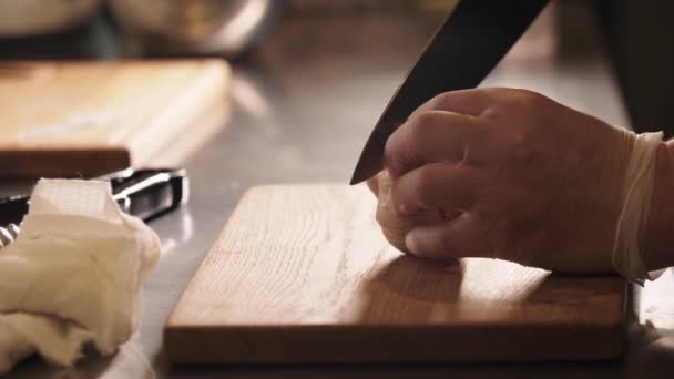 Masakan restoran - koki memotong bawang putih di papan masak — Stok Video