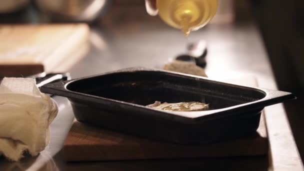 Cuisiner au restaurant - le chef verse de l'huile sur l'ail et l'enveloppe — Video