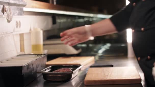 Cuisine au restaurant - le chef enveloppe la viande dans les épices et les huiles — Video