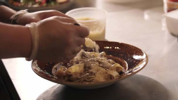 Cocina del restaurante - chef espolvorea pasta cremosa de champiñones con queso rallado — Vídeo de stock