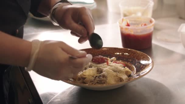 레스토랑 요리 - 요리사가 크림 파스타에 매운 붉은 소스를 붓다 — 비디오