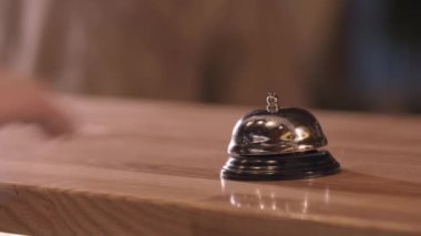 Restoran yemekleri. Şef dağıtım alanında zili çalıyor.