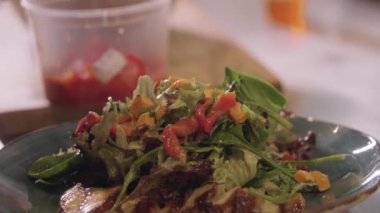 Restoran yemekleri - şef tabakta balıklı salata servis ediyor.