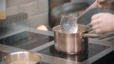 Restoran yemekleri. Şef fırında patates pişiriyor.