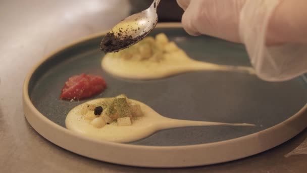 餐馆烹调-厨师奶油土豆配菜，并洒上香料 — 图库视频影像