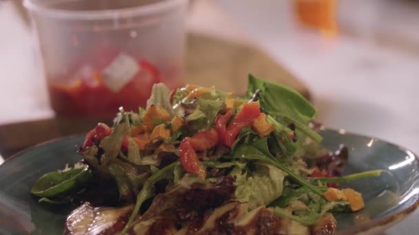 Restaurace vaření - šéfkuchař podává salát s rybami na talíři — Stock video