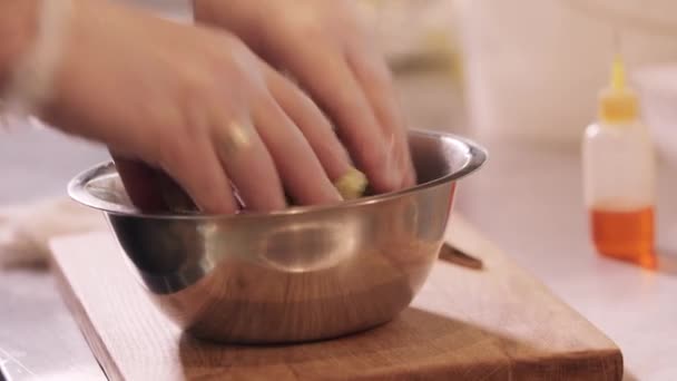 Restaurantküche - Küchenchef mischt Salatblätter mit Öl in einer Schüssel — Stockvideo