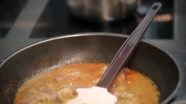 Restaurace vaření - kuchař vaří těstoviny se slaninou na pánvi a nad pokrmy vaření na sporáku — Stock video