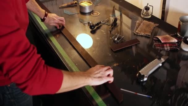 Préparation d'un rabat en cuir pour la fabrication de la ceinture — Video