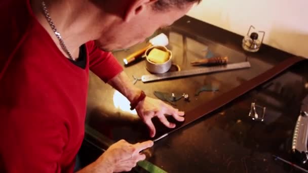 裁缝师用特殊的工具把皮革的边缘磨光 — 图库视频影像