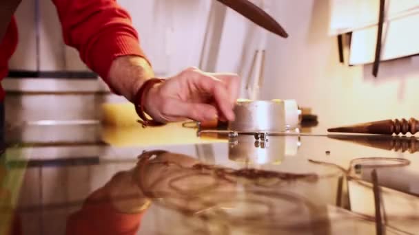 Clothier coupe le bord d'un morceau de cuir pressé avant de le faire dans une ceinture — Video