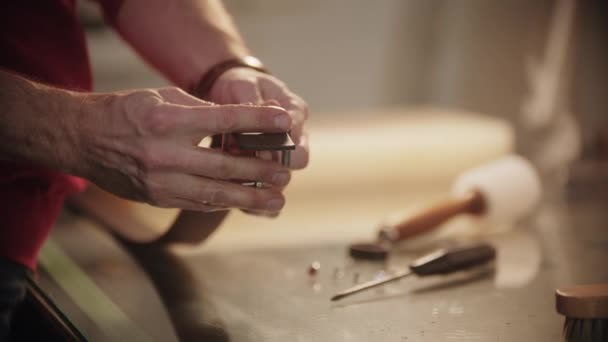 Muž připoutá sponu k novému koženému řemínku — Stock video