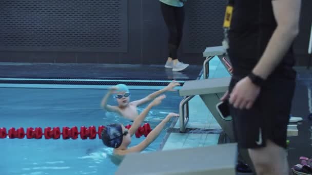 25-15-2021 RUSIA, KAZAN - COMPETICIONES DE Nadar - los niños empujan hacia un lado y comienzan a nadar boca arriba — Vídeos de Stock