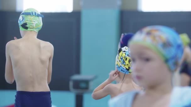 25-15-2021 RUSSIA, KAZAN - SWIMMING COMPETITIONS - childred by the pool — 비디오
