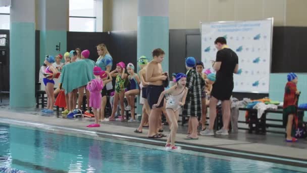 25-15-2021 RUSIA, KAZAN - COMPETICIONES DE Nadar - una multitud de niños que se preparan para participar en el torneo — Vídeos de Stock