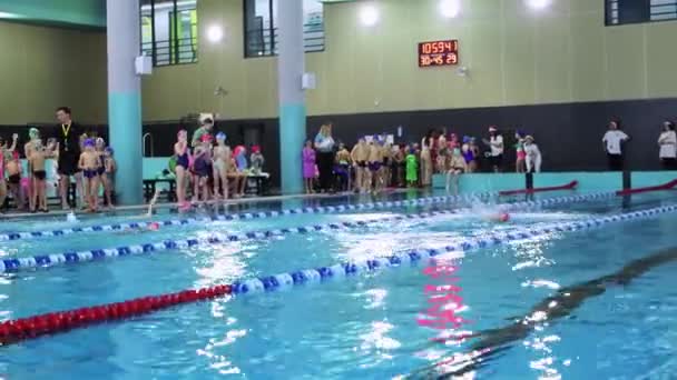 25-15-2021 RUSIA, KAZAN - COMPETICIONES DE Nadar - niños de pie junto a la piscina y esperando su turno — Vídeos de Stock