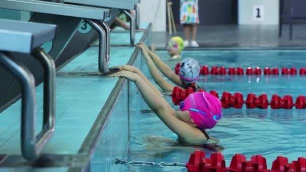 25-15-2021 RUSIA, KAZAN - COMPETICIONES DE Nadar - las niñas cuelgan al principio de la pista y esperan la señal — Vídeo de stock