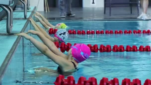 25-15-2021 RUSSIA, KAZAN - ZWEMBARE BEDRIJVINGEN - kinderen beginnen te zwemmen bij het signaal — Stockvideo