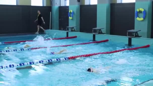 25-15-2021 RUSSIA, KAZAN - SKŁADNIKI SZWAJĄCE - małe dzieci pływające na plecach — Wideo stockowe