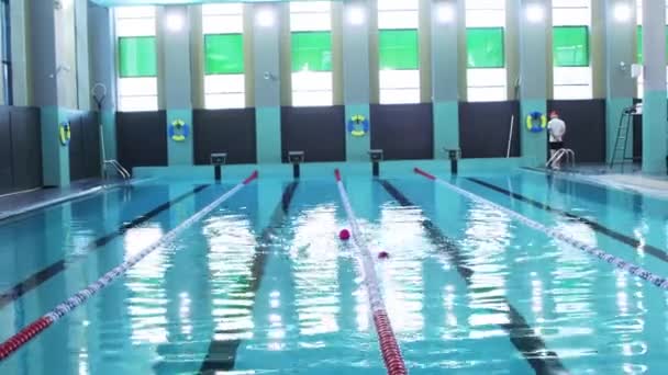 25-15-2021 Rusya, KAZAN - yüzme havuzunda yüzen çocuklar — Stok video