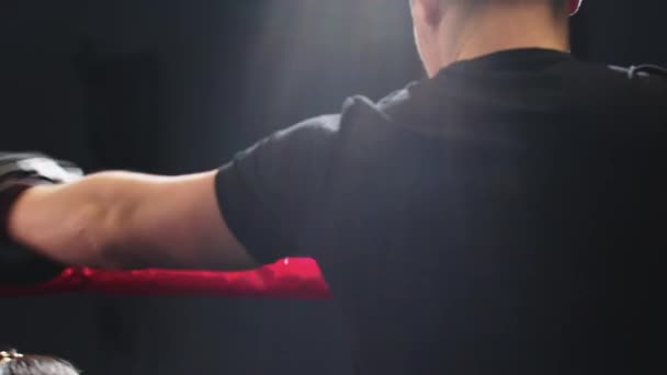 Junge Männer und Frauen trainieren Boxen im Ring — Stockvideo