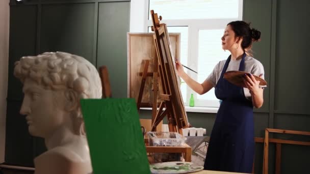 Atelier d'art - jeune femme dessinant une peinture sur toile — Video